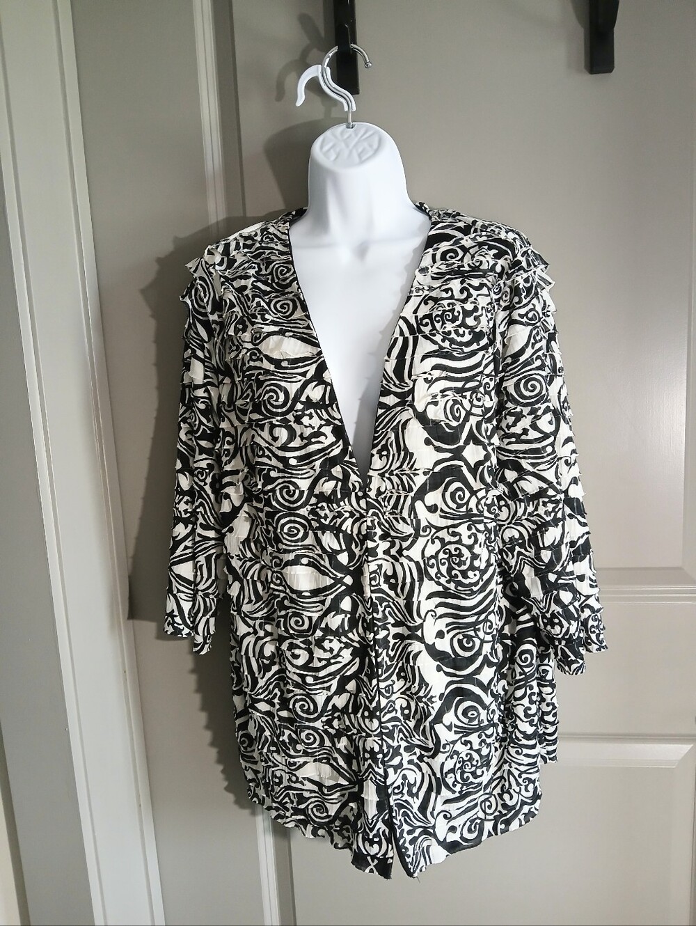 Black and White Abstract Ruffled Lightweight Jacket Size OX (14-16) EUC